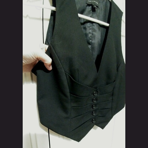 SOLD🎈Chic Button Down Black Vest - Picture 4 of 5